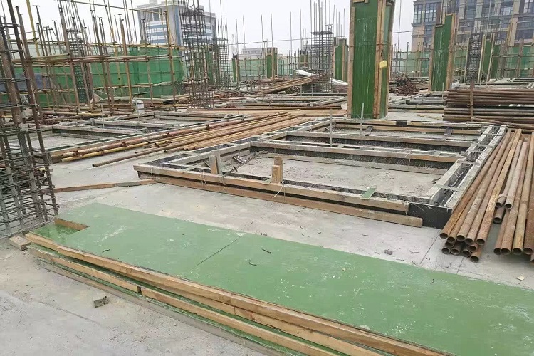 鋼化膜塑面建筑模板：高層施工與綠色建造的創(chuàng)新解決方案